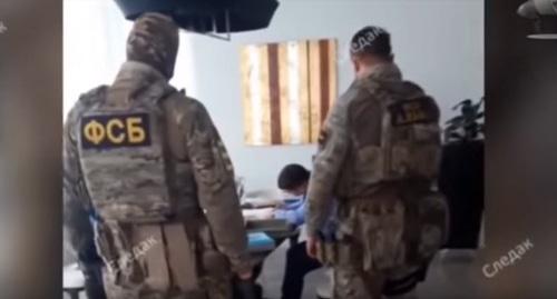 Обыск у сенатора Рауфа Арашукова. Кадр видео Пресс-служба Следком РФ https://www.youtube.com/watch?time_continue=4&v=6bTMbsUIC7I Обыск у сенатора Рауфа Арашукова. Кадр видео Пресс-служба Следком РФ https://www.youtube.com/watch?time_continue=4&v=6bTMbsUIC7I