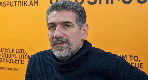 Армянский режиссер Ованнес Галстян. Фото SPUTNIK / ANDRANIK GHAZARYAN
Ованес Галстян https://ru.armeniasputnik.am/culture/20181212/16214861/spas-armeniy-mezhdunarodnogo-skandala-chem-zakonchilsya-spor-golodayushchego-rezhissera.html