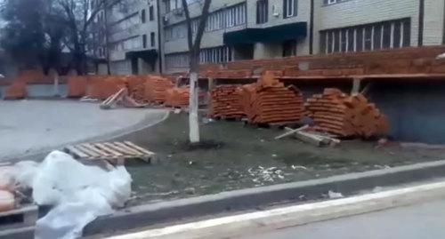 Строительство кирпичной стены на территории общего двора нескольких многоэтажек в Грозном. Фото CHECHEN WHATSAPP 3, https://www.youtube.com/watch?v=x3umWNFW5Lo Строительство кирпичной стены на территории общего двора нескольких многоэтажек в Грозном. Фото CHECHEN WHATSAPP 3, https://www.youtube.com/watch?v=x3umWNFW5Lo