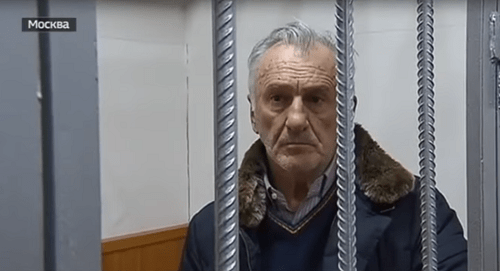 Вячеслав Дерев в клетке суда, март 2018 года. Кадр видеосюжета "Россия 24". 
https://www.youtube.com/watch?v=a0JuH52estY