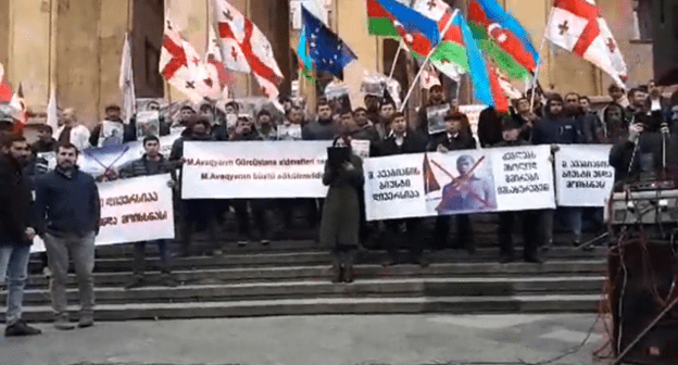Акция протеста с требованием снести памятник Михаилу Авагяну в Тбилиси. 8 февраля 2019 года. Скриншот с видео. https://www.facebook.com/aliQmedia/videos/343223656527583/