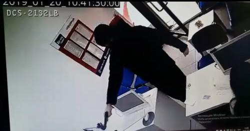 Скриншот видео нападения на офис по выдаче микрокредитов в Махачкале 20 января 2019 года. https://www.youtube.com/watch?v=h9CKyDGtKZo Скриншот видео нападения на офис по выдаче микрокредитов в Махачкале 20 января 2019 года. https://www.youtube.com/watch?v=h9CKyDGtKZo
