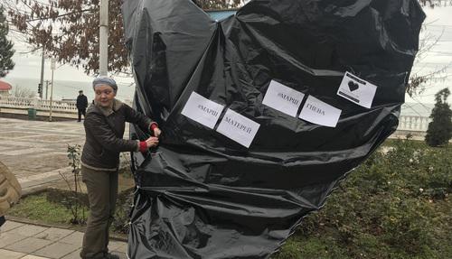 Организатор акции Наталья Захарова собирает "материнское сердце". Махачкала, 10 февраля 2019 года. Фото Патимат Махмудовой для "Кавказского узла" Организатор акции Наталья Захарова собирает "материнское сердце". Махачкала, 10 февраля 2019 года. Фото Патимат Махмудовой для "Кавказского узла"