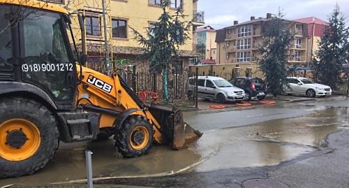 Техника водоканала на улице в поселке Некрасовка. Фото Светланы Кравченко для "Кавказского узла", Техника водоканала на улице в поселке Некрасовка. Фото Светланы Кравченко для "Кавказского узла",