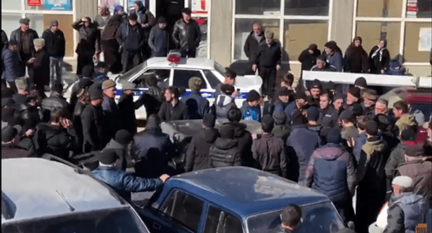 Жители Хаджалмахи после инцидента на рынке. Кадр видео "Черновика" https://www.youtube.com/watch?v=dtHDhpbl6BU&feature=youtu.be