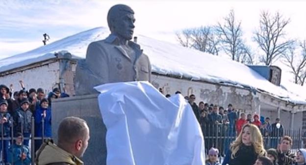 Памятник Михаилу Авагяну. Фото:и скриншот видео Youtube, https://www.youtube.com/watch?v=x27kIBLpZyo