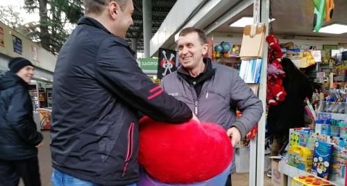 Мужчина покупает подарки ко Дню влюбленных. Фото Светланы Кравченко для "Кавказского узла". Мужчина покупает подарки ко Дню влюбленных. Фото Светланы Кравченко для "Кавказского узла".