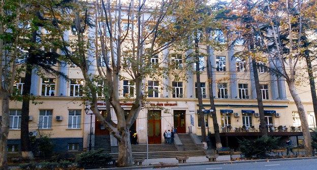 Здание университета Ильи в Тбилиси. Фото Qwelly https://ru.wikipedia.org/wiki/Государственный_университет_Ильи#/media/File:Iliauni1korpusi.jpg