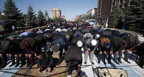 Верующие во время молитвы. Магас, 7 октября 2018 года. Фото: REUTERS/Maxim Shemetov Верующие во время молитвы. Магас, 7 октября 2018 года. Фото: REUTERS/Maxim Shemetov