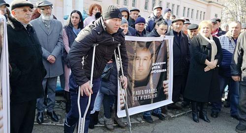 На митинге в поддержку Олега Хосонова выступил его раненый брат Сослан Хосонов. Беслан, 16 февраля 2019 года. Фото Эммы Марзоевой для "Кавказского узла" На митинге в поддержку Олега Хосонова выступил его раненый брат Сослан Хосонов. Беслан, 16 февраля 2019 года. Фото Эммы Марзоевой для "Кавказского узла"