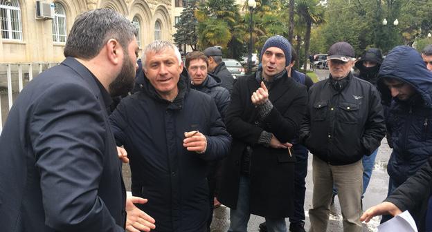 Инициаторы митинга с депутатом Астамуром Логуа (второй слева). Фото корреспондента "Кавказского узла"
