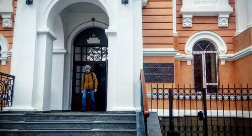 Адвокат выходит из здания Ростовского областного суда. Фото Константина Волгина для "Кавказского узла" Адвокат выходит из здания Ростовского областного суда. Фото Константина Волгина для "Кавказского узла"