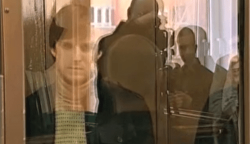Лорс Хамиев в клетке Мосгорсуда, 2009 год. Кадр видосюжета НТВ https://www.ntv.ru/video/155331/ Лорс Хамиев в клетке Мосгорсуда, 2009 год. Кадр видосюжета НТВ https://www.ntv.ru/video/155331/