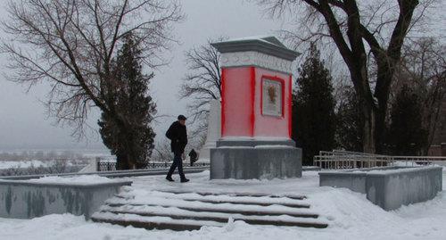 Памятник "Место, где в 1942-1943 гг. находился блиндаж пункта связи (позывной "Ролик") дивизии генерала Людникова", после ремонта. Фото Вячеслава Ященко для "Кавказского узла" Памятник "Место, где в 1942-1943 гг. находился блиндаж пункта связи (позывной "Ролик") дивизии генерала Людникова", после ремонта. Фото Вячеслава Ященко для "Кавказского узла"