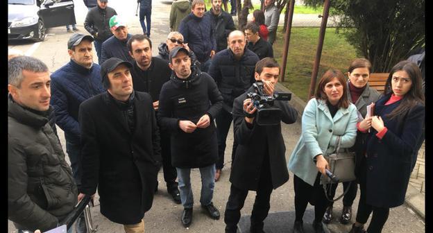 Протестующие и журналисты у здания парламента Абхазии 22 февраля 2019 года. Фото Дмитрия Статейнова для "Кавказского узла"