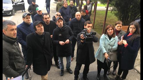 Протестующие и журналисты у здания парламента Абхазии 22 февраля 2019 года. Фото Дмитрия Статейнова для "Кавказского узла" Протестующие и журналисты у здания парламента Абхазии 22 февраля 2019 года. Фото Дмитрия Статейнова для "Кавказского узла"