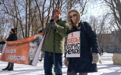 Участница митинга памяти Бориса Немцова в Ростове-на-Дону. Фото Константина Волгина для "Кавказского узла" Участница митинга памяти Бориса Немцова в Ростове-на-Дону. Фото Константина Волгина для "Кавказского узла"