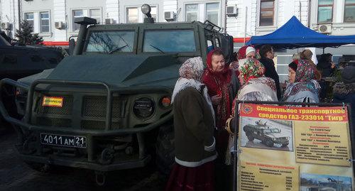 Участницы казачьего ансамбля у бронеавтомобиля "Тигр". Эшелон "Сирийский перелом" на главном вокзале Ростова-на-Дону, 27 февраля 2019 г. Фото Константина Волгина для "Кавказского узла" Участницы казачьего ансамбля у бронеавтомобиля "Тигр". Эшелон "Сирийский перелом" на главном вокзале Ростова-на-Дону, 27 февраля 2019 г. Фото Константина Волгина для "Кавказского узла"
