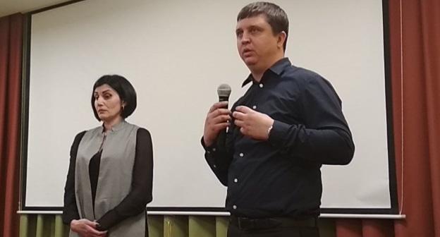 Мать Артема Пономарчука Анна Завгородняя и руководитель краснодарского отделения Комитета против пыток Сергей Романов на презентации фильма "Крайний юг". Фото Анны Грицевич для "Кавказского узла".