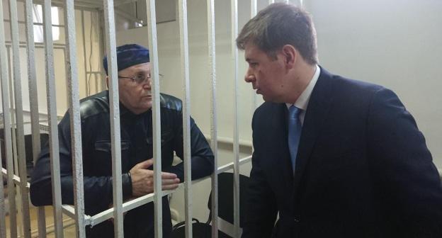 Оюб Титиев с адвокатом. Фото Расул Магомедов для "Кавказского узла".