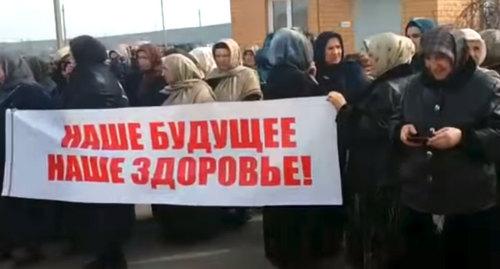 Митинг против «увода» местной больницы в селе Гурбуки Карабудахкентского района Дагестана. Фото: кадр видео gazetachernovik, https://www.youtube.com/watch?v=ZRvU4kq5mSQ
Митинг против «увода» местной больницы в селе Гурбуки Карабудахкентского района Дагестана. Фото: кадр видео gazetachernovik, https://www.youtube.com/watch?v=ZRvU4kq5mSQ