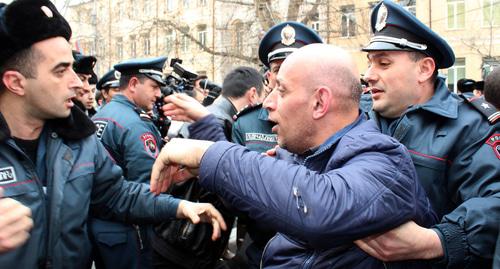 Задержание на стихийной акции протеста в Ереване. Фото Тиграна Петросяна для "Кавказского узла" Задержание на стихийной акции протеста в Ереване. Фото Тиграна Петросяна для "Кавказского узла"