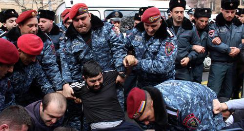 Силовики во время задержания протестующих. Ереван, 14 марта 2019 г. Фото Тиграна Петросяна для "Кавказского узла" Силовики во время задержания протестующих. Ереван, 14 марта 2019 г. Фото Тиграна Петросяна для "Кавказского узла"