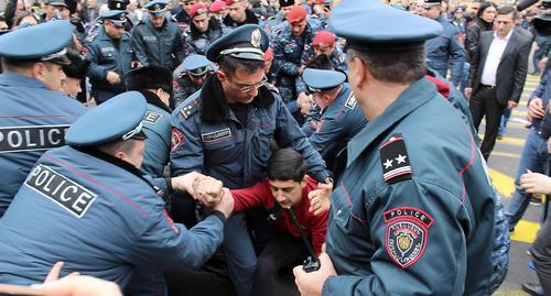 Полиция оттесняет протестующих с проезжей части. Ереван, 14 марта 2019 г. Фото Тиграна Петросяна для "Кавказского узла" Полиция оттесняет протестующих с проезжей части. Ереван, 14 марта 2019 г. Фото Тиграна Петросяна для "Кавказского узла"