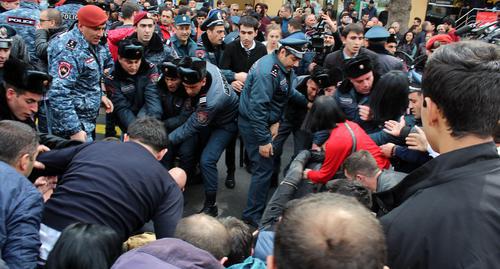 Протестующие отказываются освободить проезжую часть. Ереван, 14 марта 2019 года. Фото Тиграна Петросяна для "Кавказского узла" Протестующие отказываются освободить проезжую часть. Ереван, 14 марта 2019 года. Фото Тиграна Петросяна для "Кавказского узла"