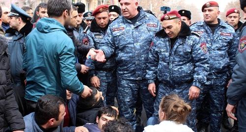 Сотрудники полиции и протестующие сотрудники кафе в Ереване. Фото Тиграна Петросяна для "Кавказского узла". Сотрудники полиции и протестующие сотрудники кафе в Ереване. Фото Тиграна Петросяна для "Кавказского узла".