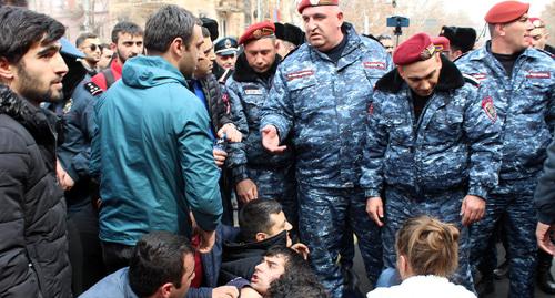 Сотрудники полиции во время сноса кафе в Ереване. Фото Тиграна Петросяна для "Кавказского узла" Сотрудники полиции во время сноса кафе в Ереване. Фото Тиграна Петросяна для "Кавказского узла"