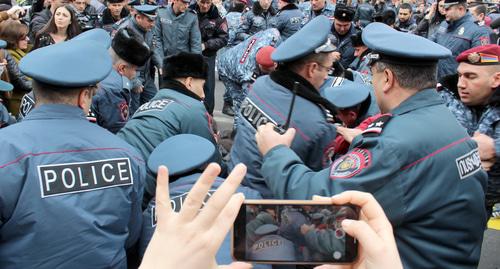 Сотрудники полиции во время сноса кафе в Ереване. Фото Тиграна Петросяна для "Кавказского узла" Сотрудники полиции во время сноса кафе в Ереване. Фото Тиграна Петросяна для "Кавказского узла"