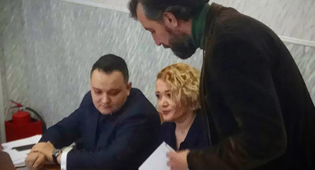 Анастасия Шевченко с адвокатами перед началом заседания. Фото Константина Волгина для "Кавказского узла"

