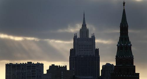 Вид на башню Кремля (справа) и здание МИД России (на заднем плане. Москва. Фото: REUTERS/Maxim Shemetov Вид на башню Кремля (справа) и здание МИД России (на заднем плане. Москва. Фото: REUTERS/Maxim Shemetov