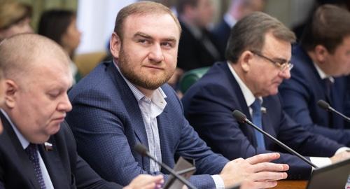 Рауф Ашаруков (в центре). Фото: (с) пресс-служба Совета Федерации, http://council.gov.ru/events/multimedia/photo/97153/ Рауф Ашаруков (в центре). Фото: (с) пресс-служба Совета Федерации, http://council.gov.ru/events/multimedia/photo/97153/