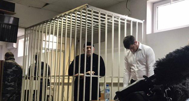 Оюб Титиев в клетке суда. Фото корреспондента "Кавказского узла".