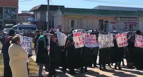 Акция протеста жителей, которые потребовали подключить газ в 108 домов села Джага у здания администрации Малокарачаевского района. Фото Аси Копаевой для "Кавказского узла" Акция протеста жителей, которые потребовали подключить газ в 108 домов села Джага у здания администрации Малокарачаевского района. Фото Аси Копаевой для "Кавказского узла"