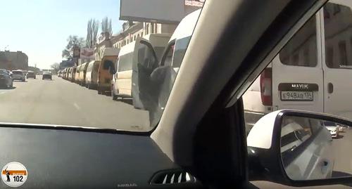 Вид из автомобиля на колонну маршруток в центре Волгограда 20.03.2019. Фото: кадр видео "«Парад ГАЗелей»: в центре Волгограда собрались «на отдых» водители маршруток". 20 марта 2019 года https://youtu.be/QhwTsMM-JKM Вид из автомобиля на колонну маршруток в центре Волгограда 20.03.2019. Фото: кадр видео "«Парад ГАЗелей»: в центре Волгограда собрались «на отдых» водители маршруток". 20 марта 2019 года https://youtu.be/QhwTsMM-JKM
