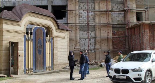 Возле стены строящегося торгового центра. Фото: пресс-служба мэрии Махачкалы  https://www.mkala.ru/info/news/news_20724.html?utm_source=yxnews&utm_medium=desktop