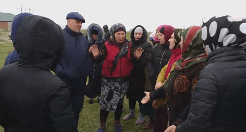Сход жителей села Шушановка. Кадр видео, опубликованного на странице Саиды Сиражудиновой в Facebook. https://www.facebook.com/saida.sirazhudinova/videos/1938172106311911/ Сход жителей села Шушановка. Кадр видео, опубликованного на странице Саиды Сиражудиновой в Facebook. https://www.facebook.com/saida.sirazhudinova/videos/1938172106311911/