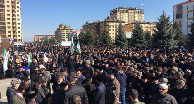 На площади в Магасе собралось около 10 тысяч человек 26 марта 2019 года. Фото Магомеда Муцольгова для "Кавказского узла"