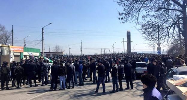 Участники акции протеста у въезда в Назрань. 27 марта 2019 г. Скриншот с видео Криминальная Россия Кавказ https://www.youtube.com/watch?v=viEB35hMnVk
