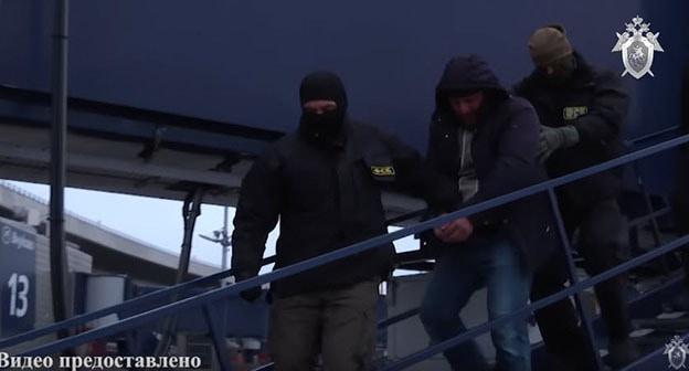 Задержанный Магомед Нуров (в центре). Скриншот видео Следственный комитет Российской Федерации https://www.youtube.com/watch?time_continue=3&v=o6iwQMehugM
