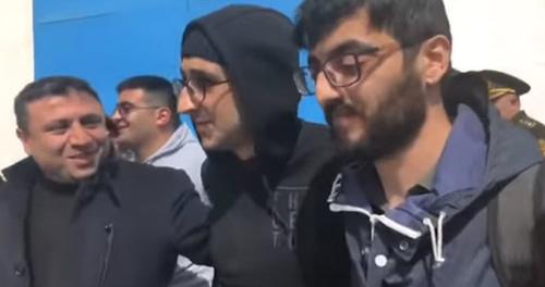 Байрам Мамедов (в центре) после помилования. Скриншот с видео MeydanTV в Youtube https://www.youtube.com/watch?v=SLRlTINa17c
