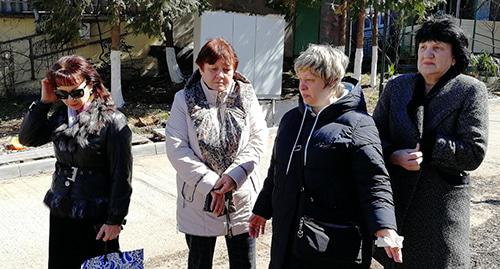 Жители сочинского микрорайона Бытха провели сход на месте вырубленных на оползневом склоне деревьев. Сочи, 30 марта 2019 г. Фото Светланы Кравченко для "Кавказского узла" Жители сочинского микрорайона Бытха провели сход на месте вырубленных на оползневом склоне деревьев. Сочи, 30 марта 2019 г. Фото Светланы Кравченко для "Кавказского узла"