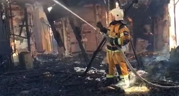 Ликвидация пожара в Гудермесе. Фото: кадр видео Sputnik на русском  "Пожар в Гудермесе полностью уничтожил мечеть" https://www.youtube.com/watch?v=j-azbNTVnXs
