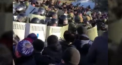 Стихийная акция протеста на трассе у въезда в Назрань. Фото: кадр видео Caucasian Knot https://www.youtube.com/watch?v=B7vqt3Qx1bE
Стихийная акция протеста на трассе у въезда в Назрань. Фото: кадр видео Caucasian Knot https://www.youtube.com/watch?v=B7vqt3Qx1bE