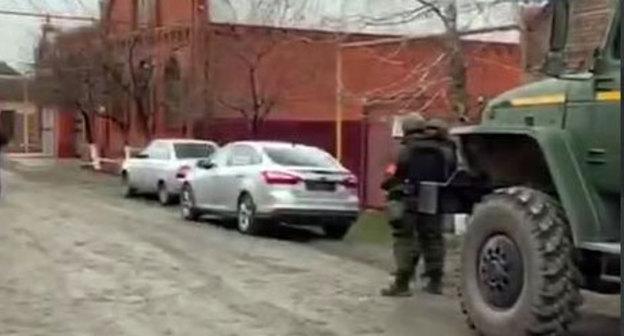 Сотрудники ГОВД и прикомандированные силовики в масках на улице населенного пункта в Ингушетии 03.04.2019. Фото кадр видео  ФортангаORG