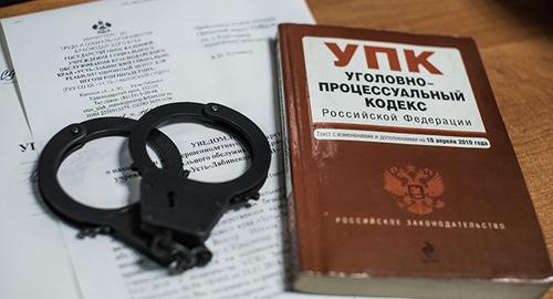 Наручники и уголовный кодекс. Фото Елены Синеок, Юга.ру Наручники и уголовный кодекс. Фото Елены Синеок, Юга.ру