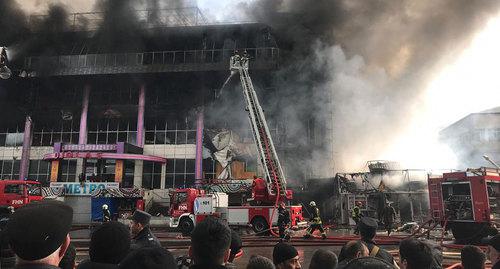 Пожар в торговом центре "Диглас" в Баку. 26 марта 2019 года. Фото Азиза Каримова для "Кавказского узла" Пожар в торговом центре "Диглас" в Баку. 26 марта 2019 года. Фото Азиза Каримова для "Кавказского узла"